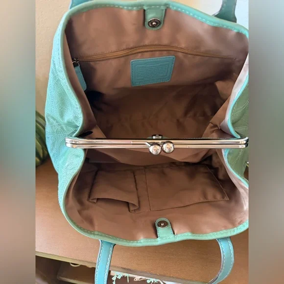 **SALE**Coach Light Green Patent Leather Shoulder Bag with Kisslock inside - Picture 6 of 16